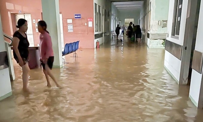 Nước ngập giữa hành lang Bệnh viện Y học cổ truyền và Phục hồi chức năng Quy Nhơn, sáng 19/11. Ảnh: Bệnh nhân cung cấp