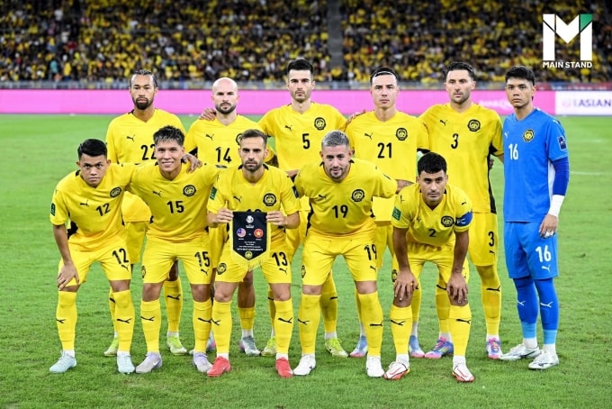 Jon Irazabal (số 5), Facundo Garces (3), Rodrigo Holgado (19), Joao Figueireido (14) và Hector Hevel (13) trong đội hình xuất phát Malaysia ở trận thắng Việt Nam 4-0 tại lượt hai bảng F vòng loại cuối Asian Cup 2027, trên sân Bukit Jalil, Malaysia ngày 10/6/2025. Ảnh: Mainstand.