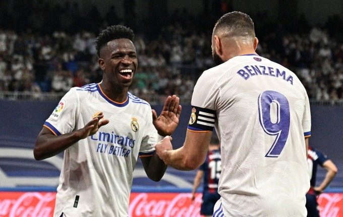 Benzema chia vui với Vinicius sau khi ghi bàn trong một trận đấu ở La Liga. Ảnh: AFP