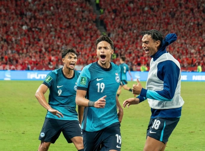 Tiền đạo Singapore Ilhan Fandi (số 19) mừng bàn ấn định chiến thắng Hong Kong 2-1 ở lượt năm bảng C vòng loại cuối Asian Cup 2027, trên sân Kai Tak, Hong Kong ngày 18/11/2025. Ảnh: FAS.