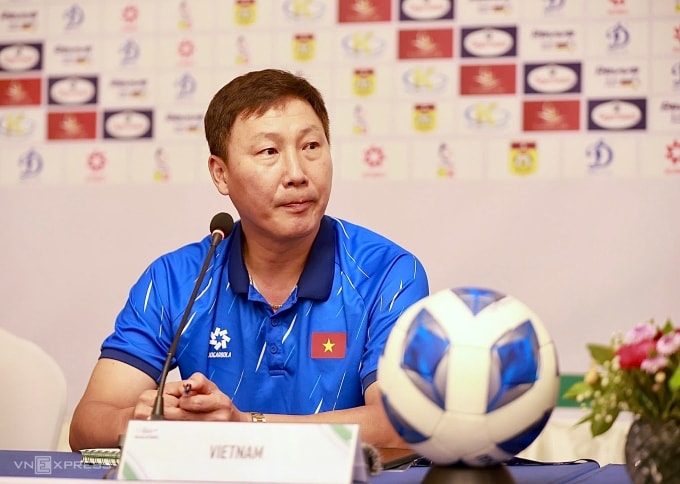 HLV Kim Sang-sik trong họp báo trước trận Việt Nam gặp Lào tại lượt năm bảng F vòng loại cuối Asian Cup 2027. Ảnh: ĐH.