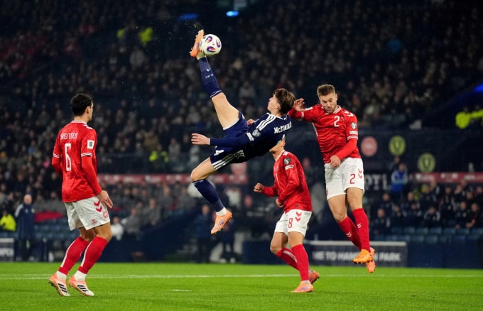 Cú móc bóng thành bàn mở tỷ số của Scott McTominay. Ảnh: PA