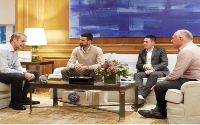 Thủ tướng Hy Lạp Mitsotakis, Djokovic, Djordje và ông Glava (từ trái qua phải), trong cuộc gặp tại Văn phòng Chính phủ Hy Lạp hôm 18/11. Ảnh: Merini