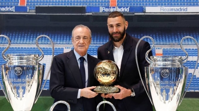 Benzema bên chủ tịch Florentino Perez và Quả Bóng Vàng cùng những chiếc Cup C1 anh từng giành trong màu áo Real Madrid. Ảnh: AFP