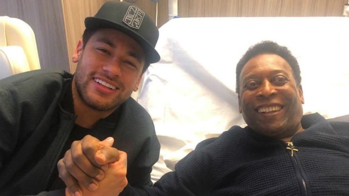 Neymar tới thăm Pele (phải) ở bệnh viện tại Paris, Pháp vào tháng 4/2019. Ảnh: Globo