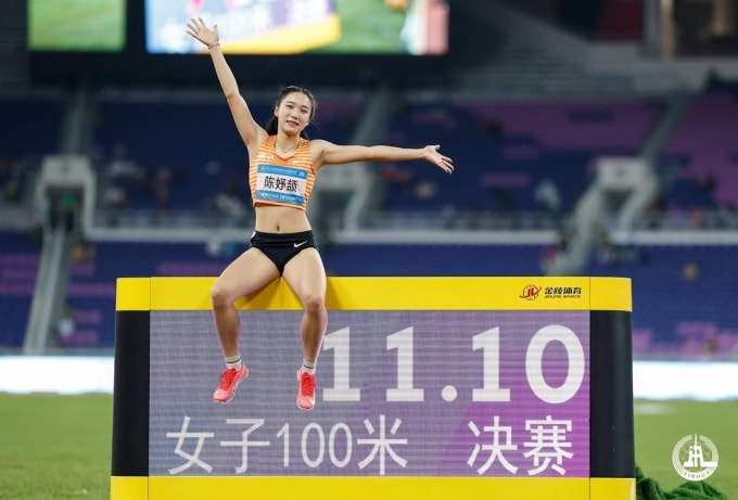 Chen Yujie chụp ảnh với bảng điện tử hiện thành tích 11 giây 10 tại Đại hội Thể thao Toàn quốc diễn ra ở Quảng Châu, Trung Quốc ngày 17/11.