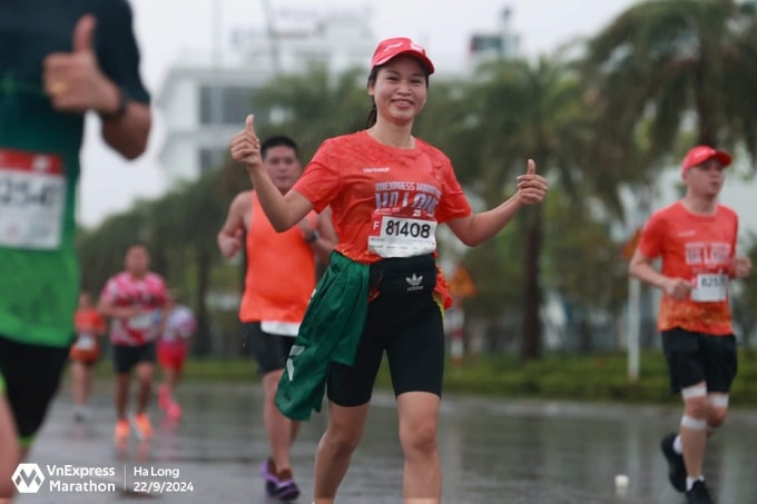 Hà chạy 21km tại VM Hạ Long 2024. Ảnh: VnExpress Marathon