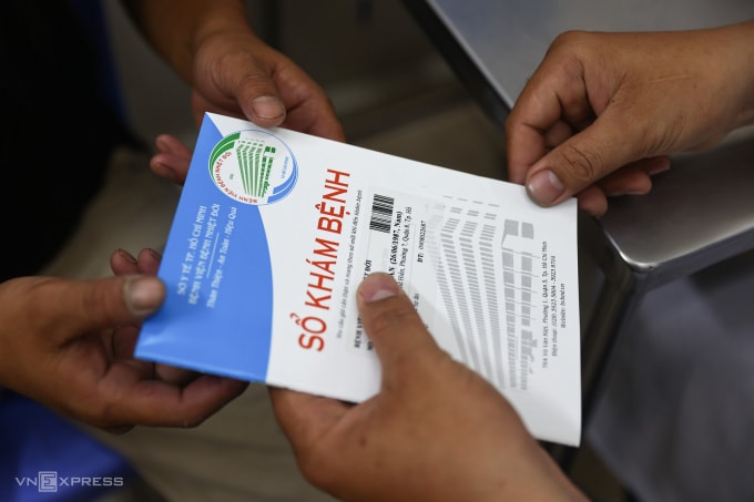 Bác sĩ khám bệnh tại Bệnh viện Nhiệt đới TP HCM, tháng 4/2023. Ảnh: Quỳnh Trần