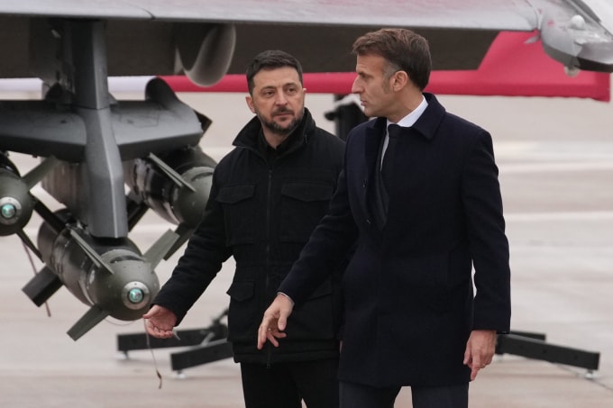 Tổng thống Pháp Emmanuel Macron (phải) và người đồng cấp Ukraine Volodymyr Zelensky tại căn cứ không quân Villacoublay gần Paris, Pháp ngày 17/11. Ảnh: AP