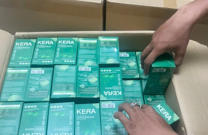 Cảnh sát khi khám xét thu 24.000 hộp kẹo Kera đang lưu giữ tại kho. Ảnh: Bộ Công an