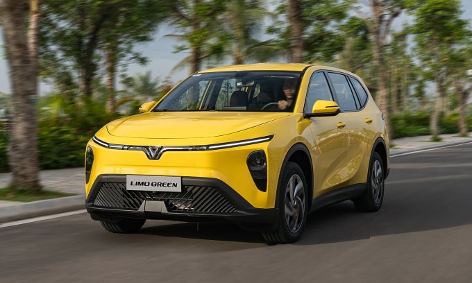 Mẫu Limo Green lăn bánh tại Hà Nội. Ảnh: Lương Dũng