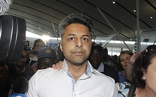 Shrien Dewani bị bao vây ở Sân bay Quốc tế Cape Town sau khi được tuyên trắng án. Ảnh: REX