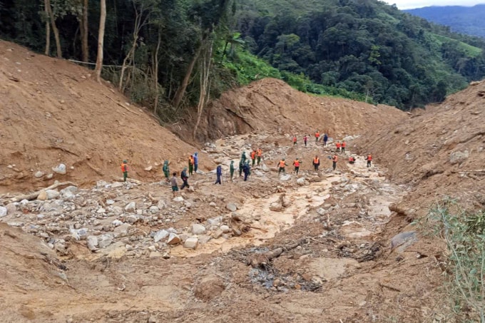 Hiện trường tìm kiếm ba nạn nhân trong vụ sạt lở ở Hùng Sơn. Ảnh: Hồng Anh