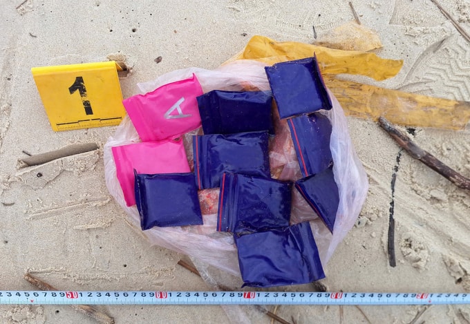 10 túi nghi ma túy dạt vào bờ biển. Ảnh: Bộ đội Biên phòng Quảng Trị