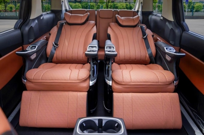 Không gian hàng ghế thứ hai trên Carnival phiên bản Signature. Ảnh: Kia