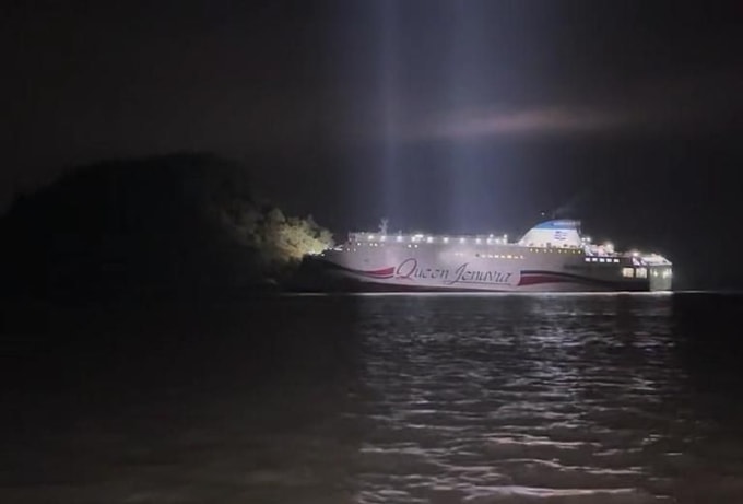 Phà Queen Jenuvia mắc cạn gần đảo Jangsan thuộc huyện Sinan ngày 19/11. Ảnh: Cảnh sát biển Hàn Quốc