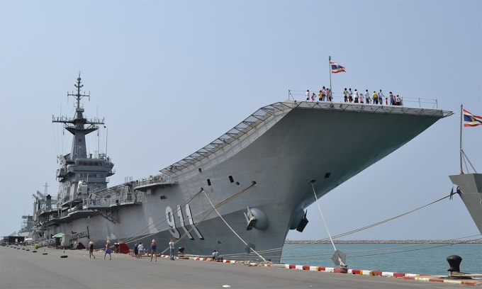 Khách tham quan trên tàu sân bay Chakri Naruebet tại căn cứ Sattahip tháng 3/2015. Ảnh: Wikimedia
