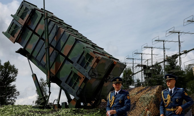 Binh sĩ Ukraine đứng cạnh bệ phóng tên lửa Patriot trong sự kiện tại địa điểm không được tiết lộ tháng 8/2024. Ảnh: Reuters