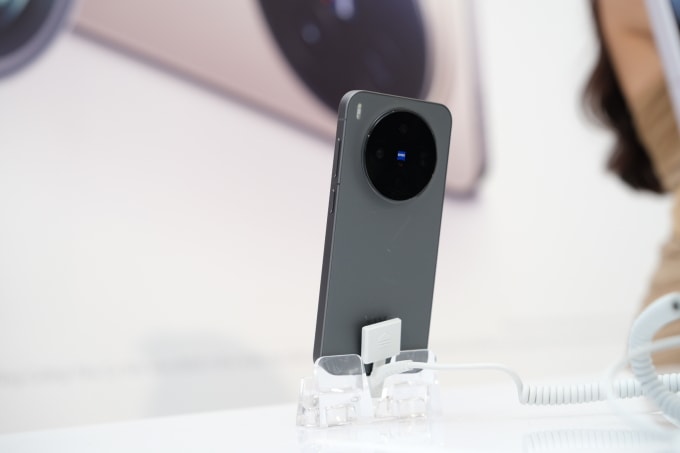 X300 Pro có zoom quang lớn hơn, mỏng nhẹ hơn Find X9 Pro nhưng dung lượng pin thấp hơn đối thủ. Ảnh: Tuấn Hưng