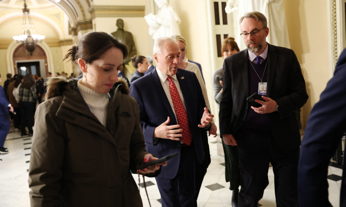 Lãnh đạo phe đa số tại Hạ viện Mỹ Steve Scalise (giữa) tại Đồi Capitol sau cuộc bỏ phiếu hôm tại Hạ viện hôm 18/11. Ảnh: AFP