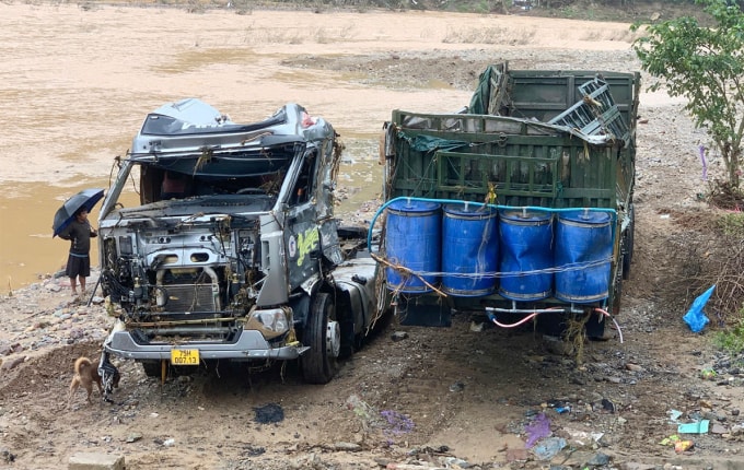 Đầu vào đuôi xe được vào bờ. Ảnh: Minh Phạm