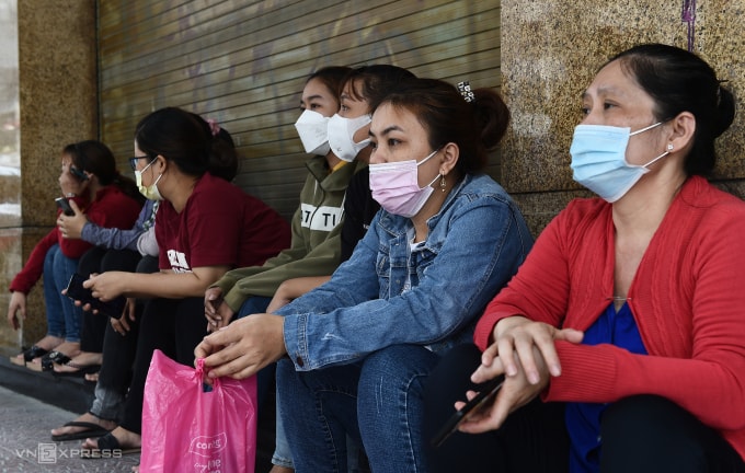 Lao động một công ty may ở TP HCM đòi quyền lợi bảo hiểm xã hội. Ảnh: Thanh Tùng