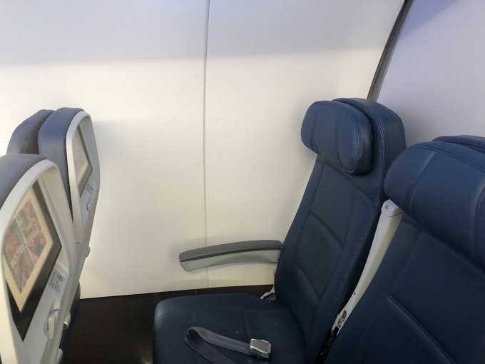 Một ghế cạnh cửa sổ nhưng không có cửa sổ trên máy bay của Delta Air Lines. Ảnh: X
