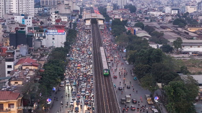 Phương tiện dày đặc di chuyển khó khăn trên đường Nguyễn Trãi, Hà Nội, tháng 1/2025. Ảnh: