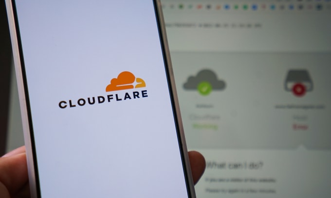 Logo Cloudflare hiển thị trên một chiếc smartphone. Ảnh: Bảo Lâm