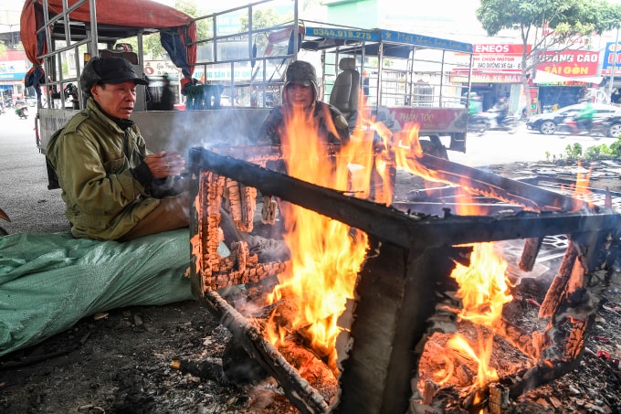 Người Hà Nội đốt lửa sưởi ấm trong giá rét năm 2024. Ảnh: Giang Huy