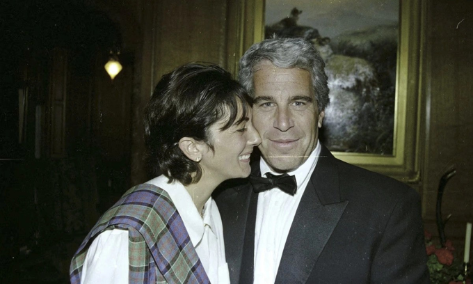 Tòa án ở New York hồi năm 2021 công bố một bức ảnh không rõ ngày tháng cho thấy Jeffrey Epstein bên cạnh Ghislaine Maxwell. Ảnh: AFP