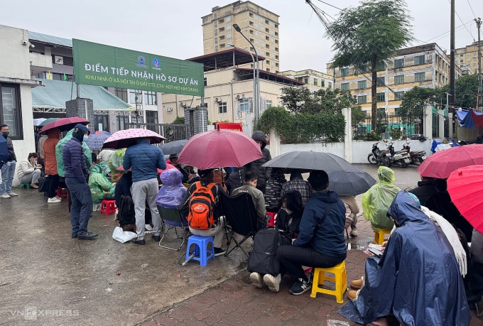 Dòng người xếp hàng từ sáng sớm 19/11 chờ lấy phiếu hẹn nộp hồ sơ mua nhà xã hội. Ảnh: Anh Tú