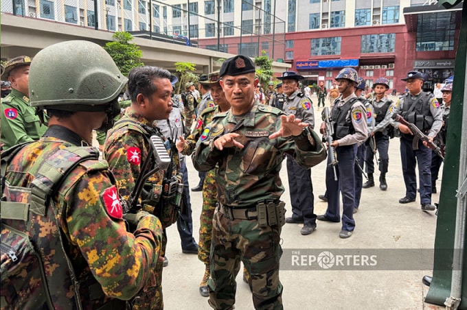 Thành viên BGF và quân đội Myanmar mang vũ khí đến lục soát trung tâm lừa đảo ở Shwe Kokko ngày 18/11. Ảnh: Reporters
