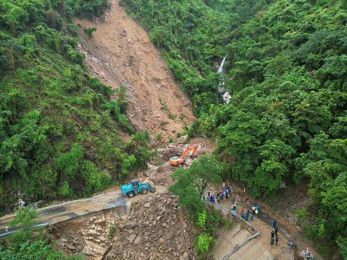 Hiện trường vụ sạt lở trên đèo Khánh Sơn. Ảnh: Trần Hóa