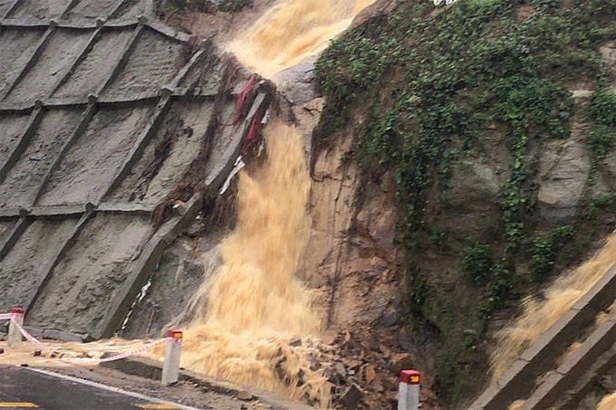 Nước tràn từ taluy dương đèo An Khê xuống đường. Ảnh: Ngọc Oanh