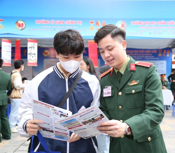Học viên trường Sĩ quan Chính trị tư vấn tuyển sinh đại học hồi tháng 3. Ảnh: Fanpage trường