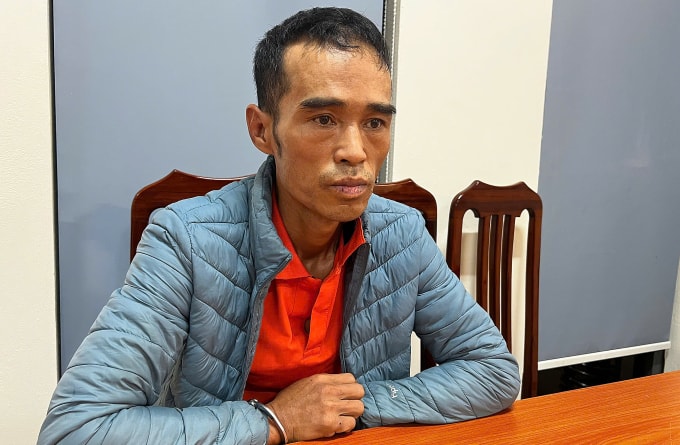 Nguyễn Tiến Sinh tại cơ quan điều tra. Ảnh: Công an cung cấp