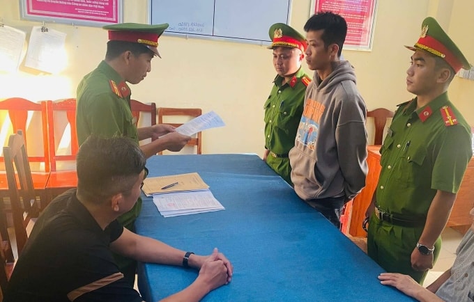 Trần Văn An (áo xám) tại cơ quan điều tra. Ảnh: Dương Đông