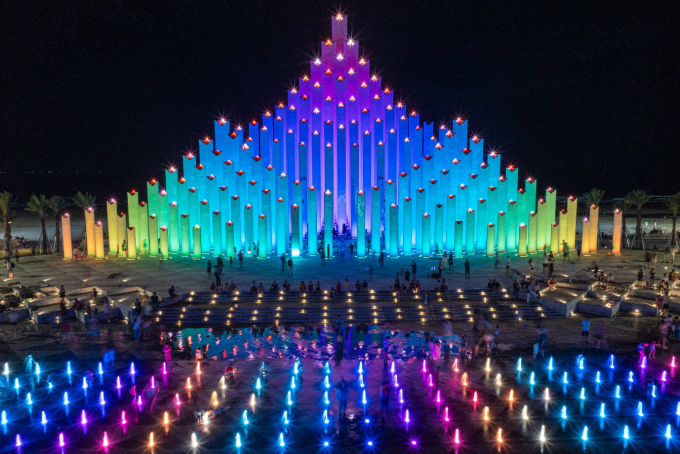 Tháp Tam Thắng được ví như ngọn hải đăng mới của Vũng Tàu, thu hút hàng nghìn lượt khách mỗi tối. Ảnh: Hải Triều