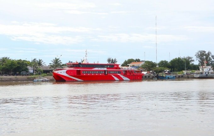Tàu khách đang neo tại cảng vận tải Thương Chánh Phan Thiết, sáng 19/11. Ảnh: Việt Quốc
