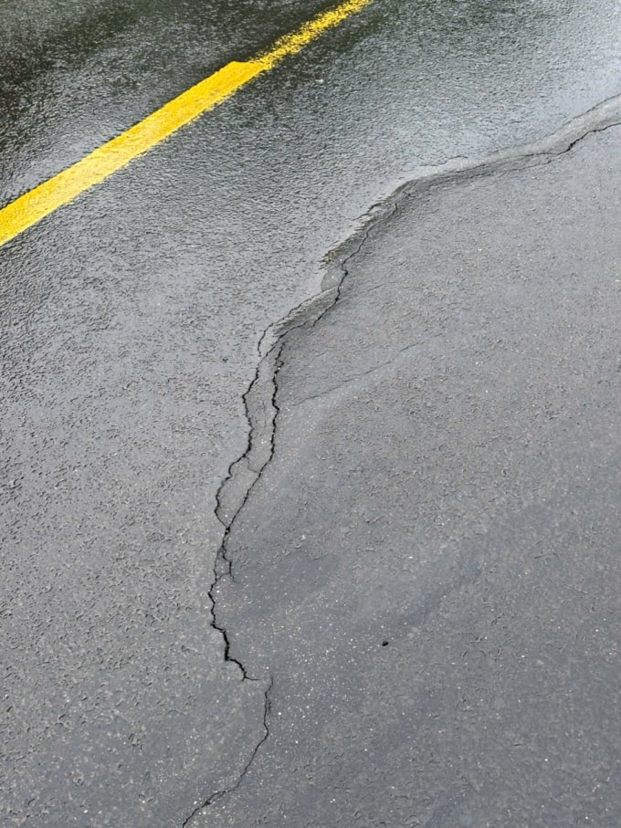 Cận cảnh vết nứt trên đường đèo qua xã Quảng Sơn. Ảnh: Chi Yêng