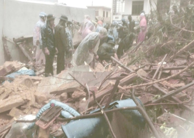 Lực lượng chức năng tìm thi thể người phụ nữ trong đống đổ nát. Ảnh: Đức Toàn