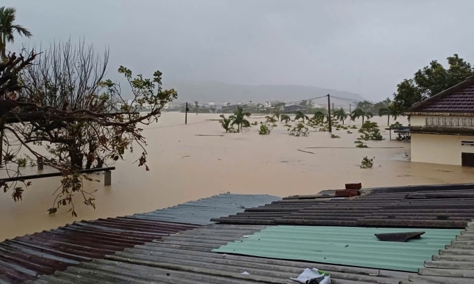 Nhiều khu vực ở Quy Nhơn, tỉnh Gia Lai ngập sâu từ tối qua đến sáng nay. Ảnh: Minh Bằng