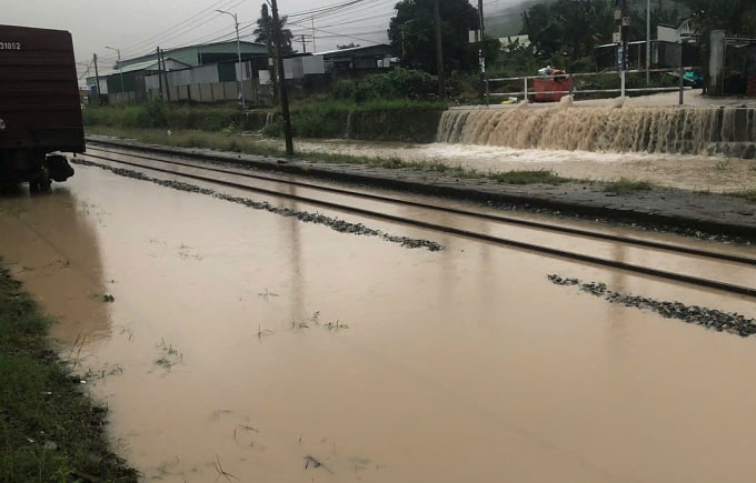 Nước ngập tại ga Cây Cày, Diên Khánh, Khánh Hòa sáng nay 19/1. Ảnh: VNR