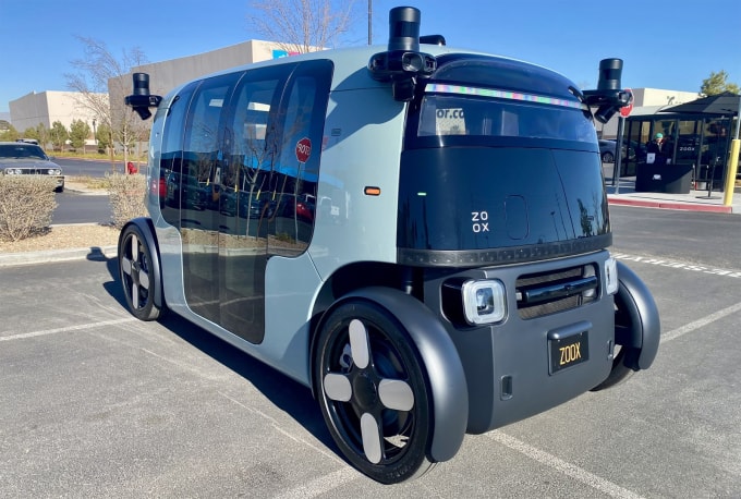 Một chiếc robotaxi Zoox đỗ bên ngoài văn phòng và nhà kho của công ty tại Las Vegas. Ảnh: CNBC