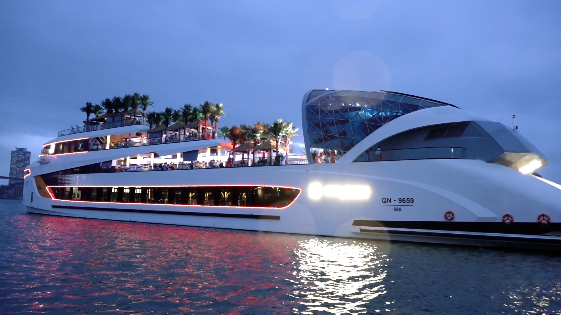 Trải nghiệm du thuyền 300 tỷ đồng thiết kế hình cá heo