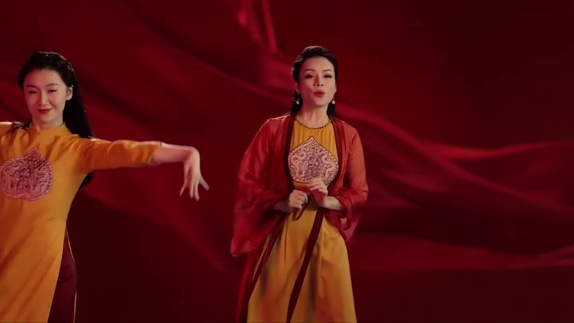 Ca sĩ Tân Nhàn hát 'Công cha ngãi mẹ sinh thành'