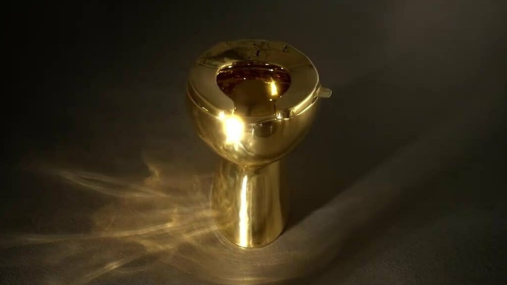 Cận cảnh bồn cầu vàng America