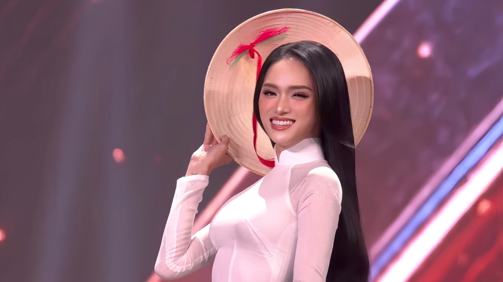 Hương Giang tái hiện hình ảnh nữ sinh ở Miss Universe
