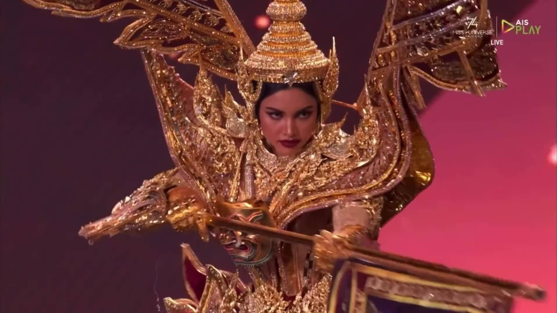 Phần thi của Veena Praveenar Singh (Thái Lan) ở Miss Universe 2025